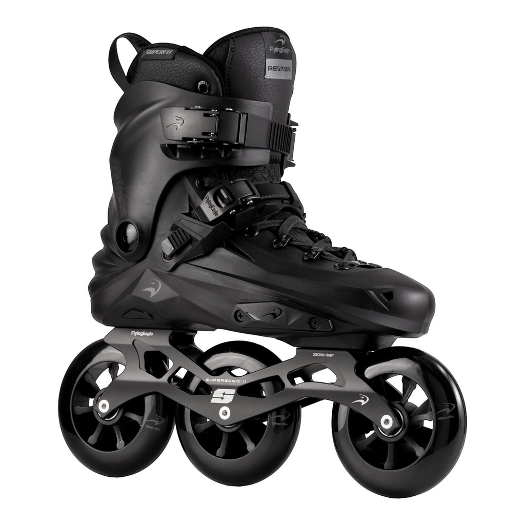 Patins KonRoller FlyingEagle Reaver Pro T110 preto com base de alumínio, três rodas de 110mm e bota hardboot urbana.