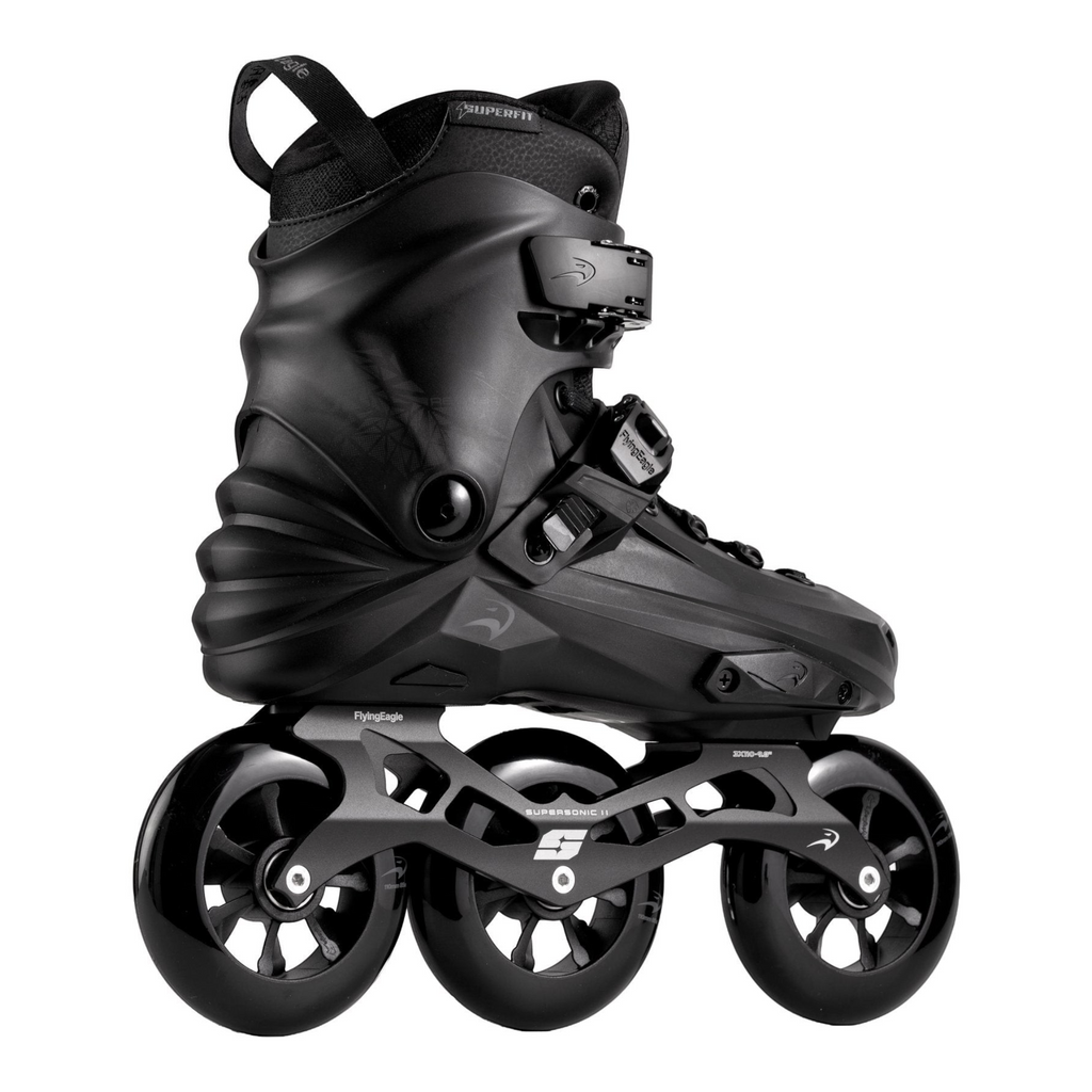 Patins KonRoller FlyingEagle Reaver Pro T110 preto com três rodas de 110mm, bota hardboot urbana e base de alumínio.