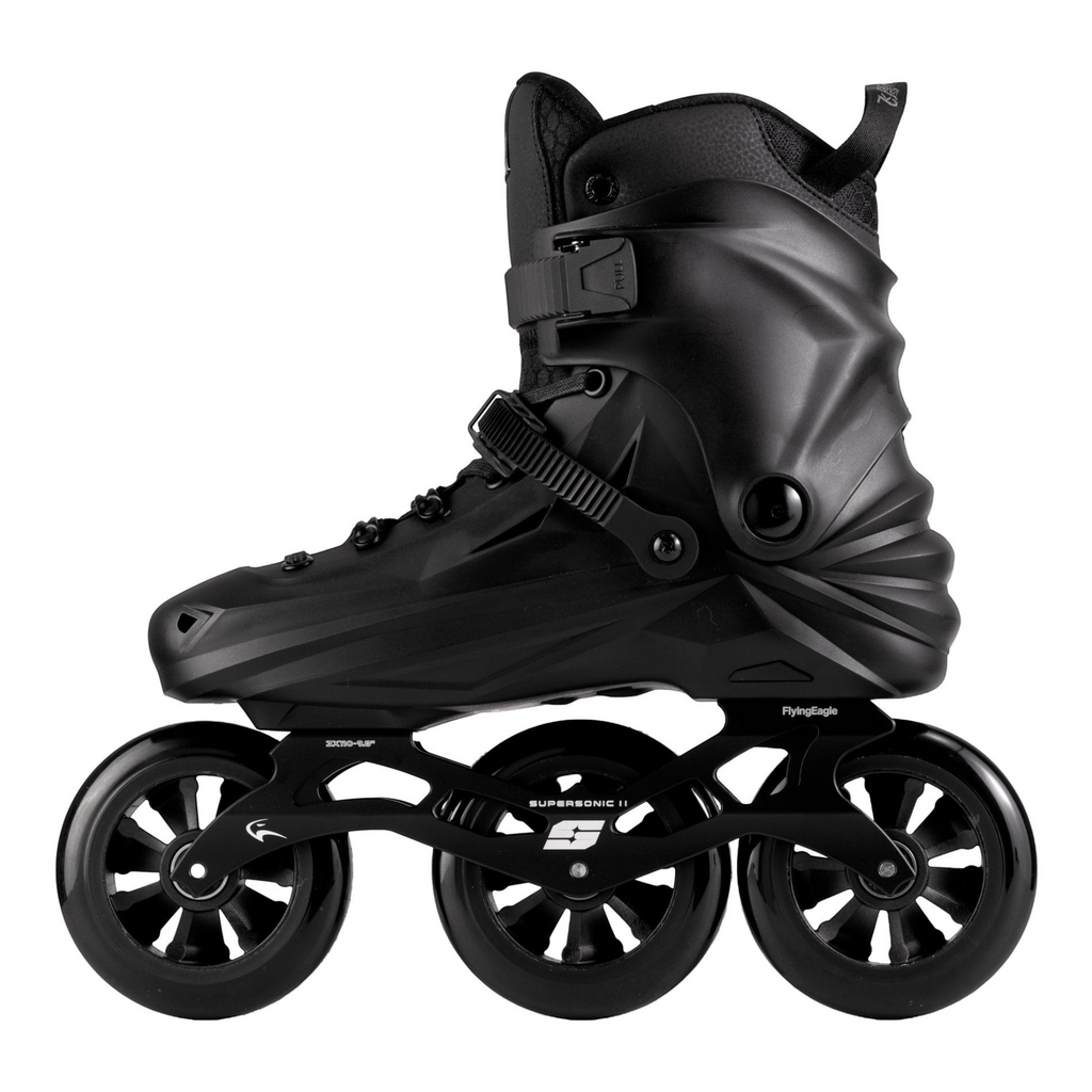 Patins KonRoller FlyingEagle Reaver Pro T110 preto, modelo hardboot urbano com três rodas de 110mm e base de alumínio.