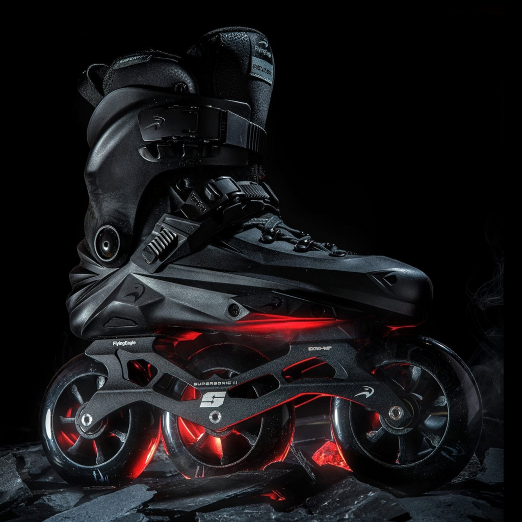 Patins KonRoller FlyingEagle Reaver Pro T110 preto com três rodas de 110mm, base de alumínio e design urbano moderno.