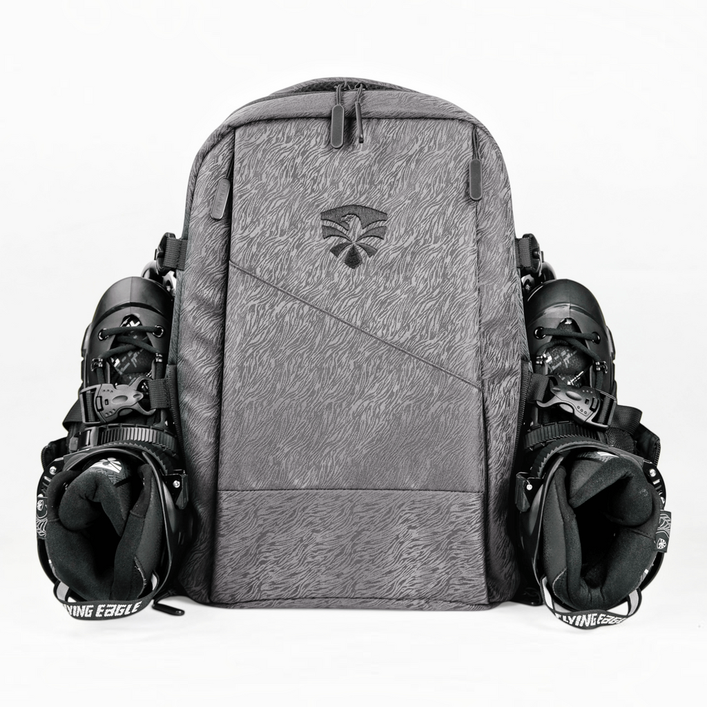 Mochila KonRoller FlyingEagle Movement tamanho G na cor cinza com patins acoplados nas laterais para transporte urbano