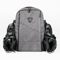 Mochila KonRoller FlyingEagle Movement tamanho G na cor cinza com patins acoplados nas laterais para transporte urbano