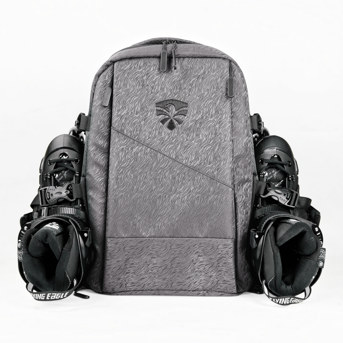 Mochila KonRoller FlyingEagle Movement tamanho G na cor cinza com patins acoplados nas laterais para transporte urbano
