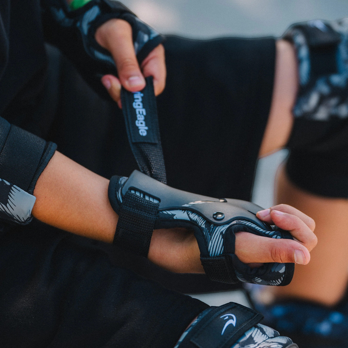 Patinador com kit de proteção FlyingEagle Cobet 2026 preto