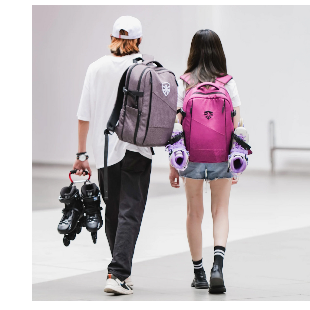 KonRoller Mochila FlyingEagle Movement cinza tamanho G sendo usada por um homem em ambiente urbano