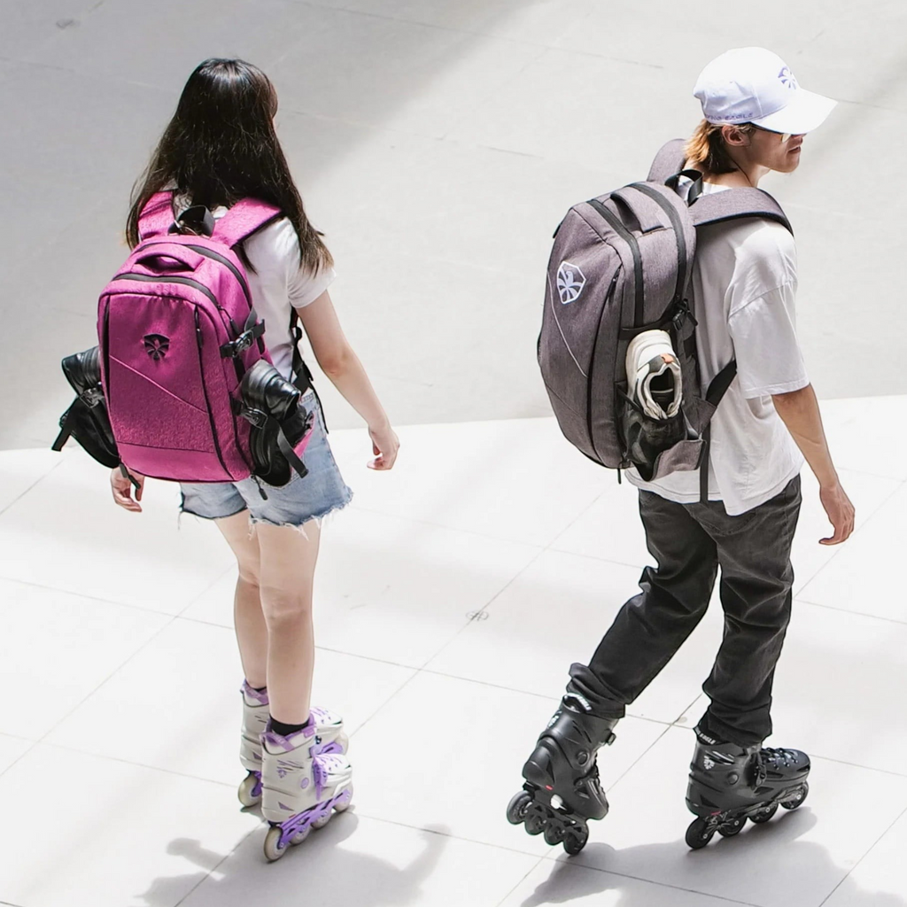 Mochila KonRoller FlyingEagle Movement cinza tamanho G sendo usada por patinador em ambiente urbano