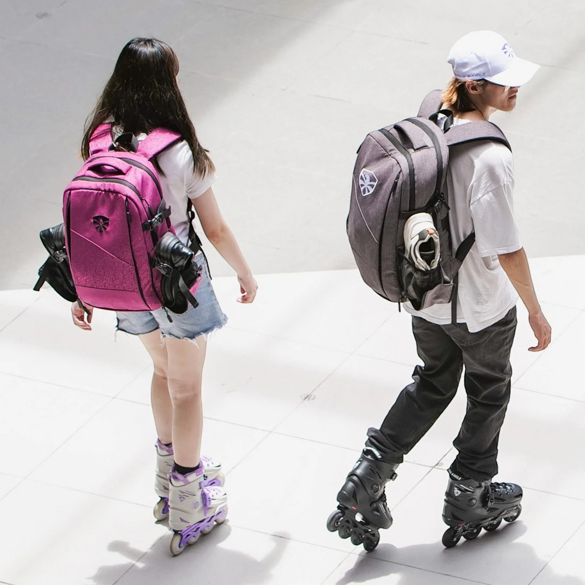 Mochila KonRoller FlyingEagle Movement cinza tamanho G sendo usada por patinador em ambiente urbano