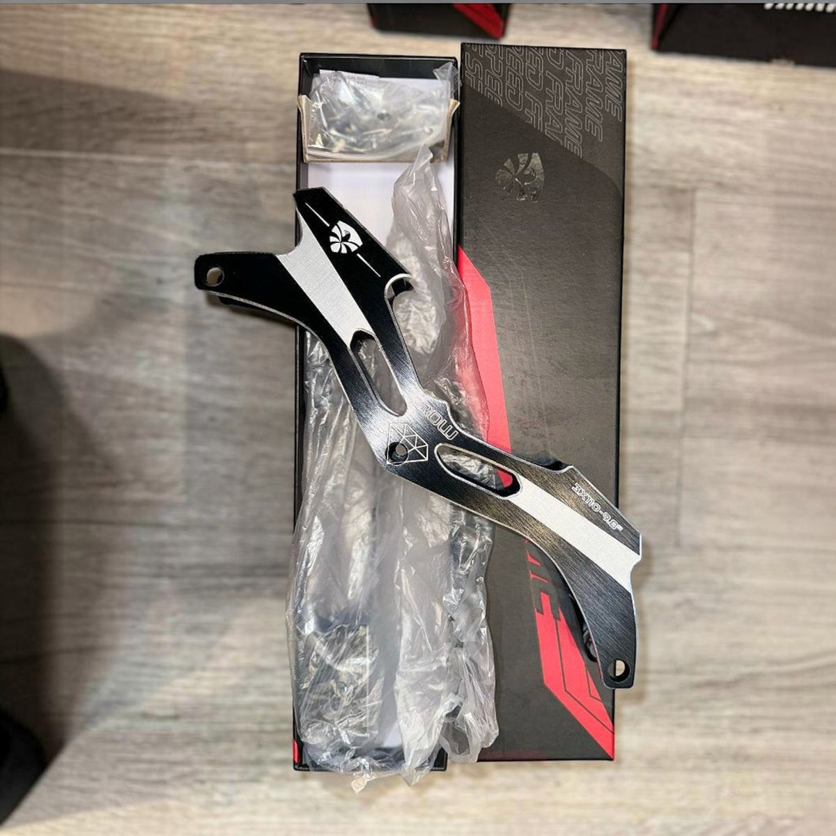 Base de patins KonRoller FlyingEagle Crow 3x110mm preta em alumínio série 7000, design leve para alta performance.