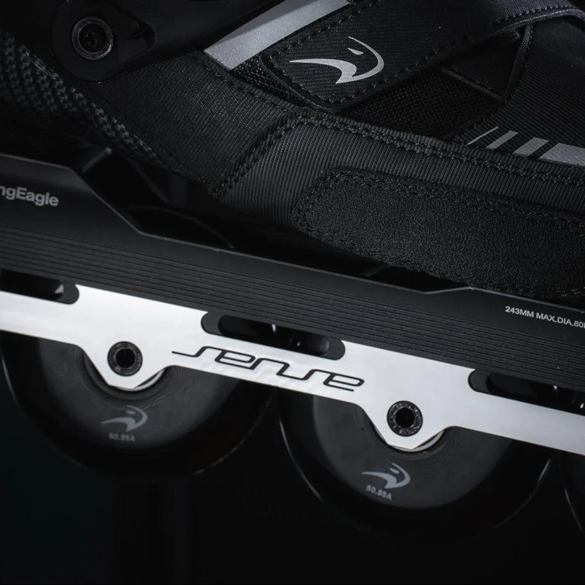 Base de patins KonRoller FlyingEagle Sense 243mm em alumínio preto com eixos rockeráveis para freeskate e urban