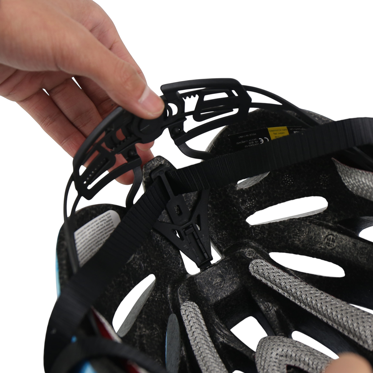 Detalhe interno do capacete KonRoller FlyingEagle Fast Forward mostrando o sistema de ajuste traseiro e forro EPS