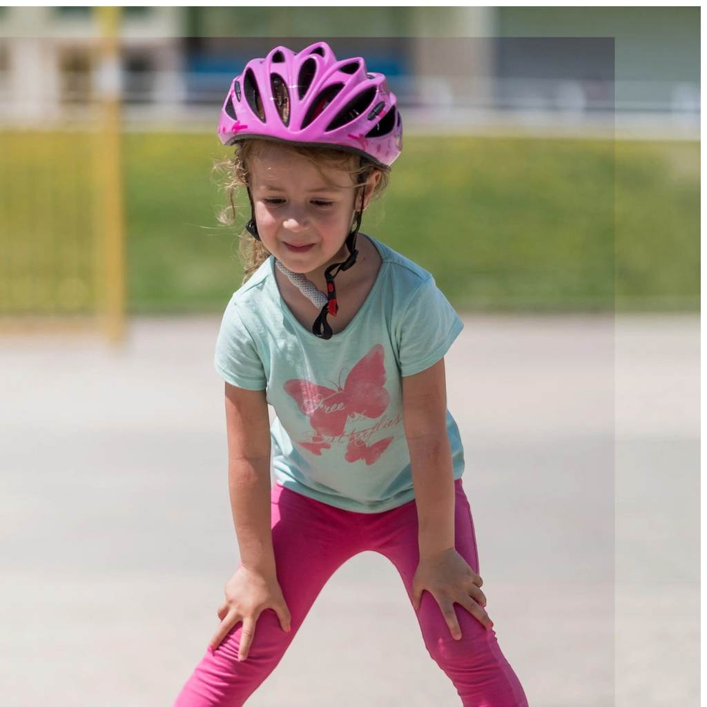 Criança usando capacete infantil rosa FlyingEagle Rapido JR da KonRoller para patinação e ciclismo ao ar livre