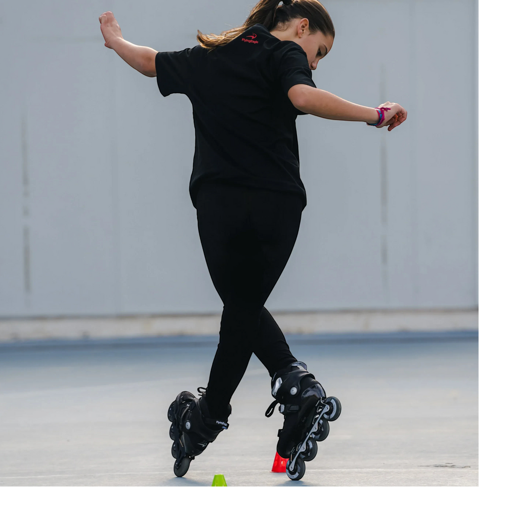 Patinadora KonRoller praticando freestyle slalom com cones FlyingEagle em quadra esportiva
