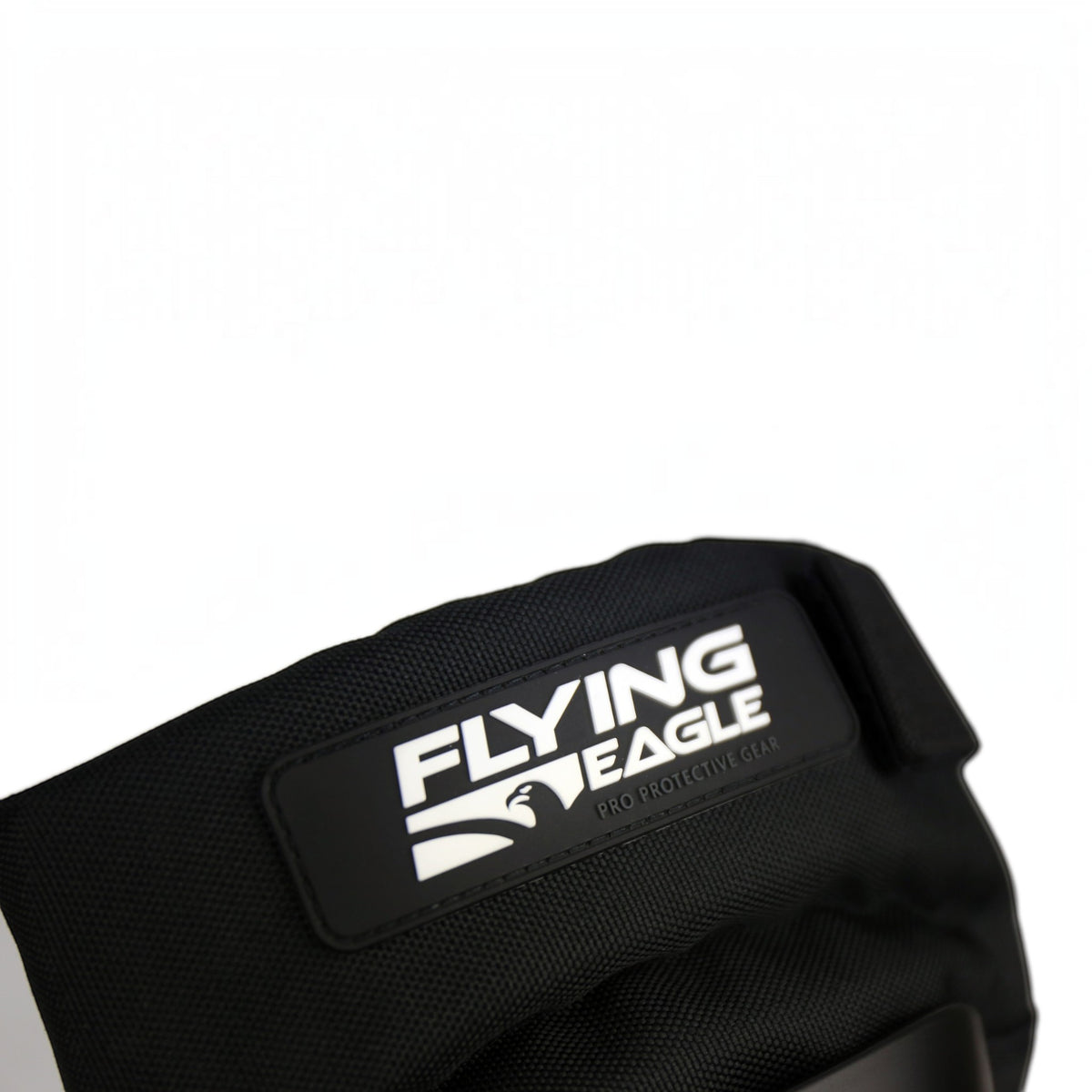 Detalhe da joelheira preta KonRoller FlyingEagle Shield Pro com logo em destaque e material resistente