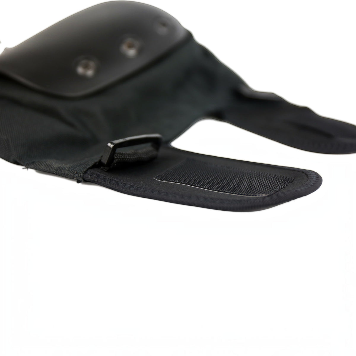 Joelheira KonRoller FlyingEagle Shield Pro preta com casco rígido e tiras de velcro ajustáveis para proteção esportiva.