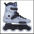 Patins KonRoller FlyingEagle Shrike Pro X5 Black Cloud com bota rígida semitransparente e base de alumínio preta.