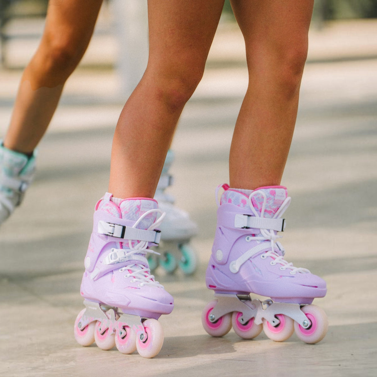 Patins inline KonRoller FlyingEagle X3 Shrike na cor mauve com detalhes em rosa, hardboot e base de alumínio.