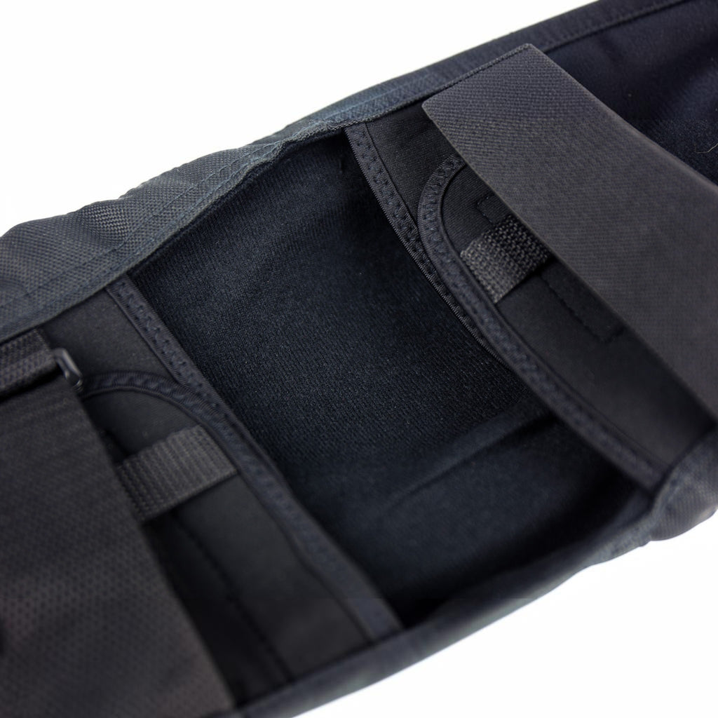 Joelheira FlyingEagle Shield Pro preta da KonRoller com forro interno de espuma e tiras de ajuste em velcro