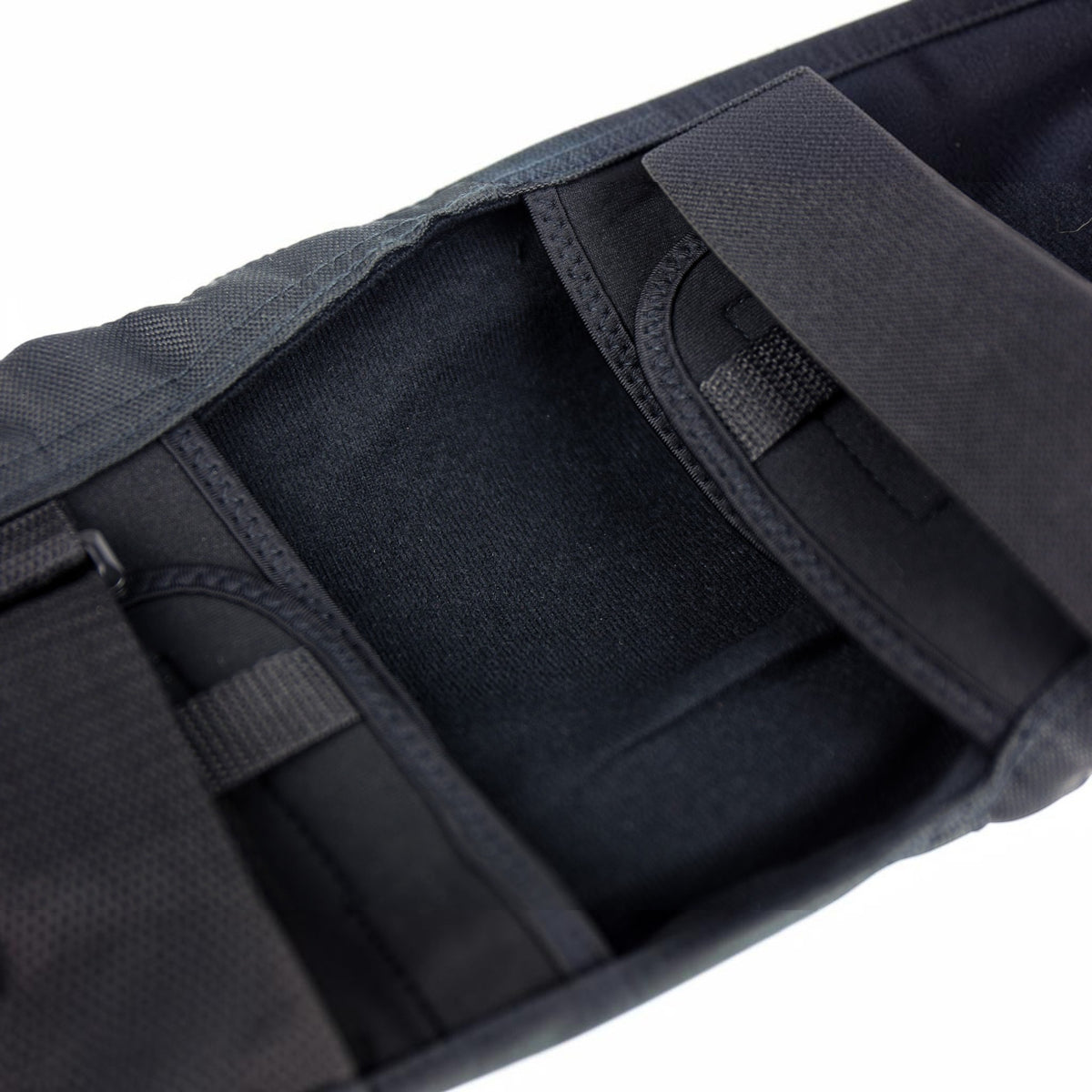 Joelheira FlyingEagle Shield Pro preta da KonRoller com forro interno de espuma e tiras de ajuste em velcro