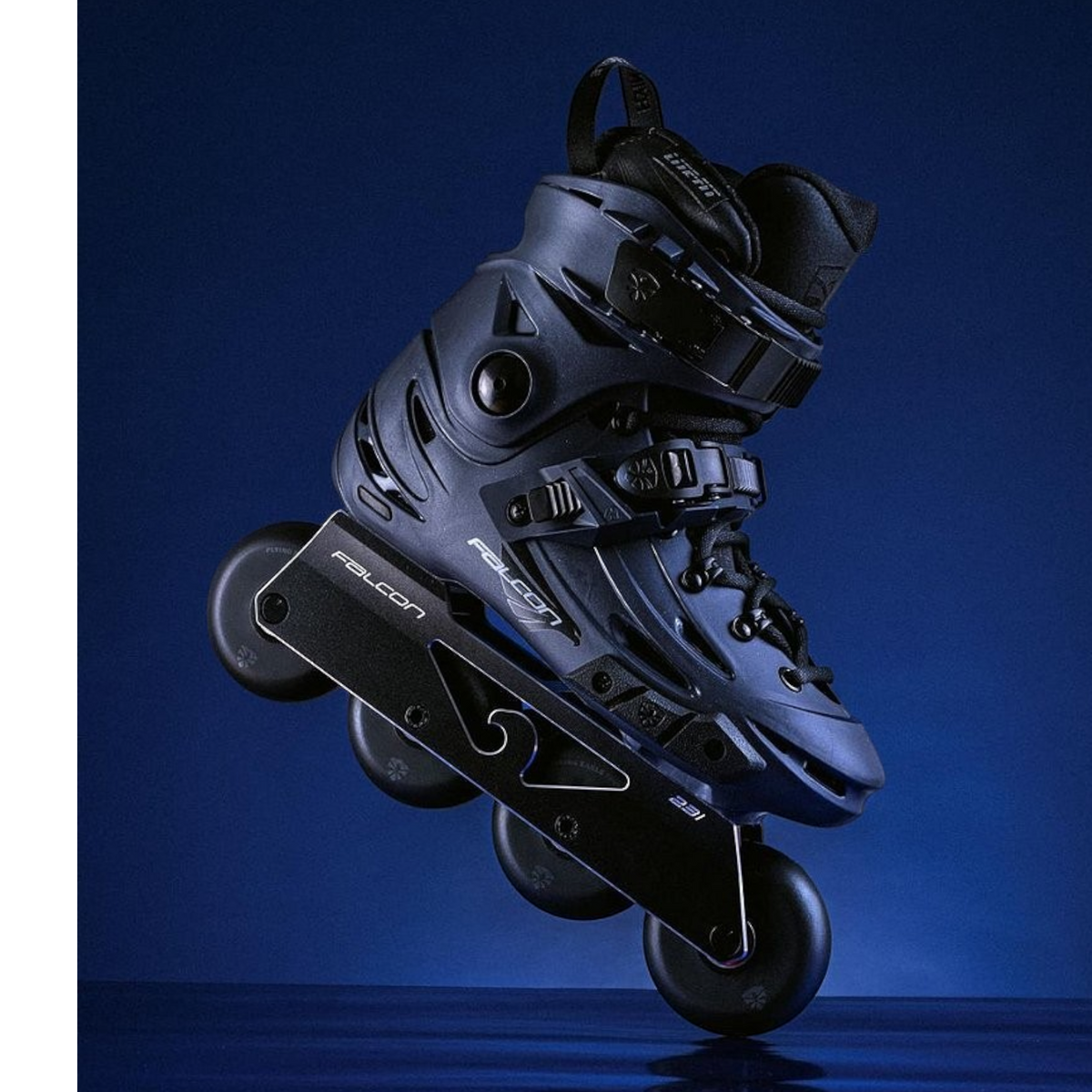 Patins urbano KonRoller FlyingEagle Falcon Pro F6S azul com bota rígida, base de alumínio e rodas de alta performance.