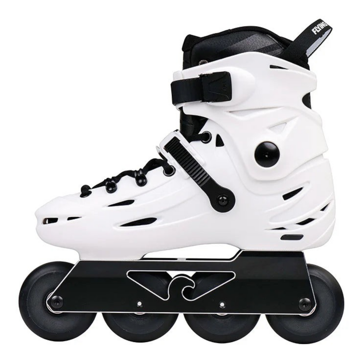 Patins KonRoller FlyingEagle Falcon Pro F6S branco com bota rígida, base de alumínio preta e rodas de 80mm para slalom.