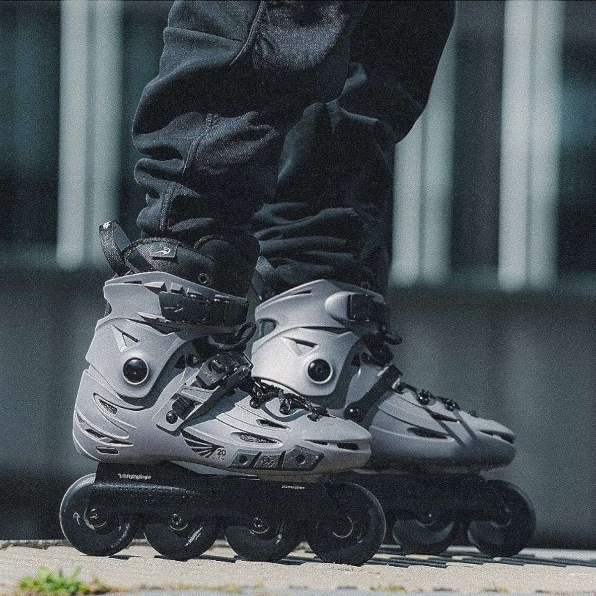 Patins FlyingEagle Falcon Pro 20th Anniversary na cor titanium, modelo hardboot para patinação urbana da KonRoller.