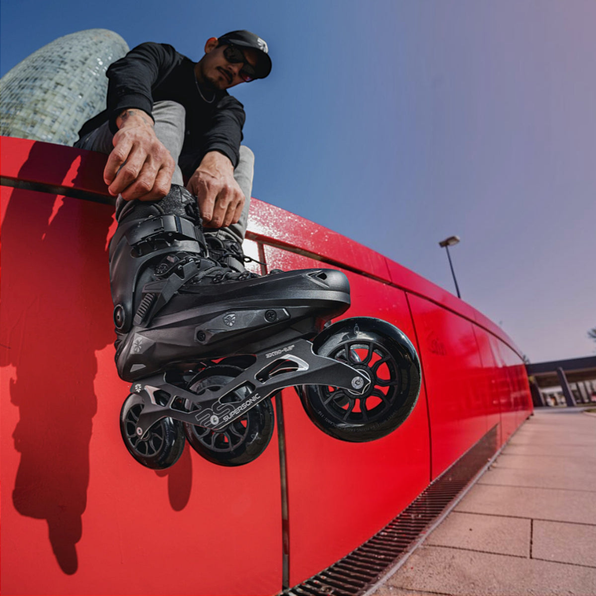 Patins urbano KonRoller FlyingEagle Reaver X7 T preto com 3 rodas de 110mm sendo calçado por um patinador