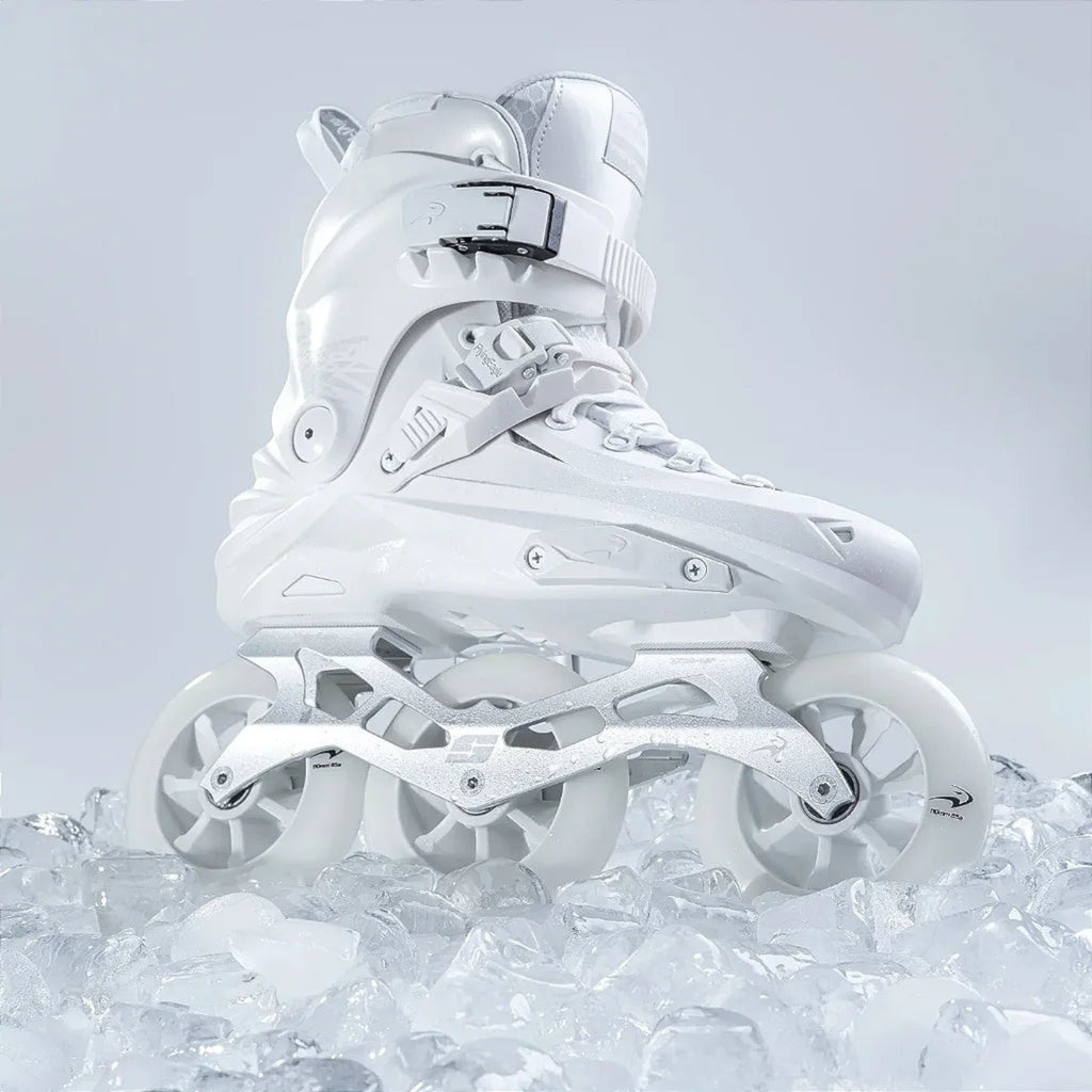 Patins KonRoller FlyingEagle Reaver Pro T110 branco com base de alumínio e três rodas de 110mm