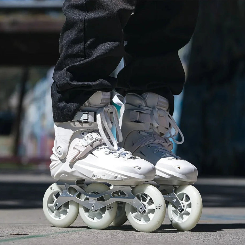 Patins KonRoller FlyingEagle Reaver Pro T110 brancos com três rodas de 110mm e base de alumínio