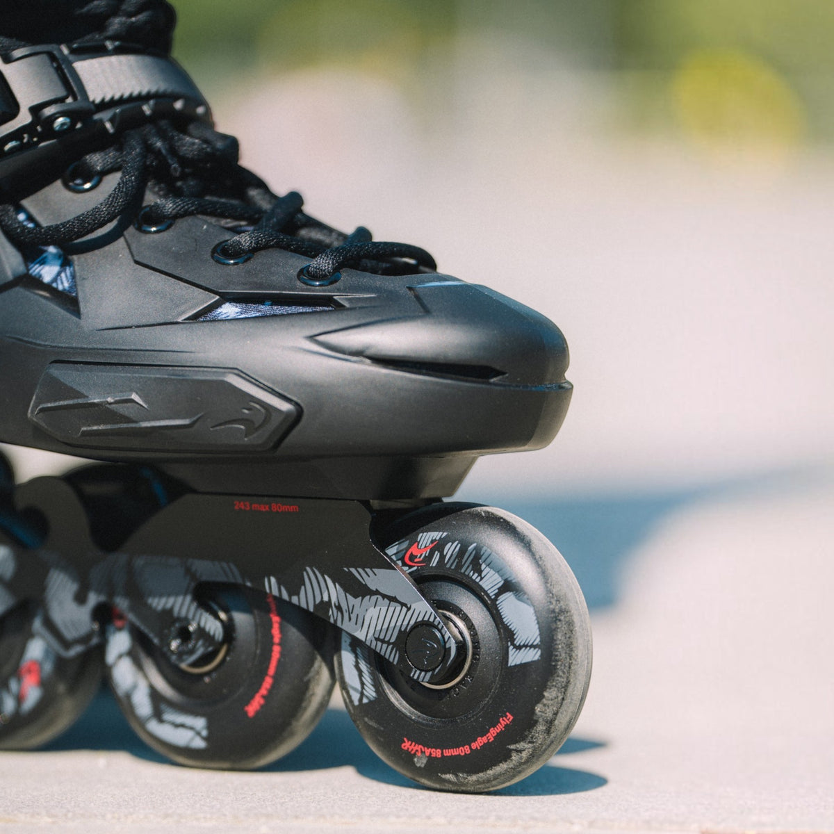 Patins inline KonRoller FlyingEagle Shrike X3 preto com bota rígida, base de alumínio e rodas de alta performance.