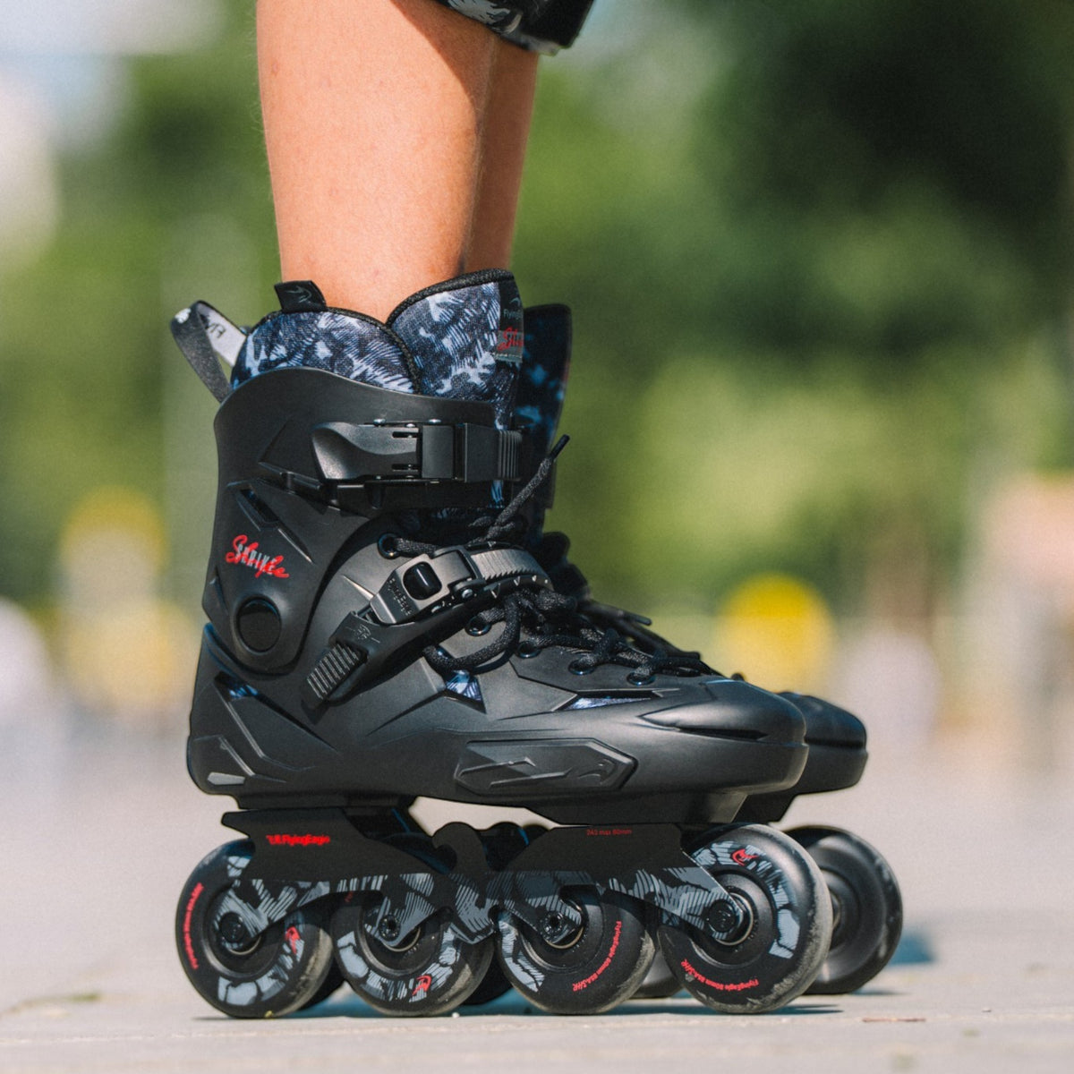 Patins inline KonRoller FlyingEagle Shrike X3 preto com hardboot resistente, base de alumínio e rodas de alta performance