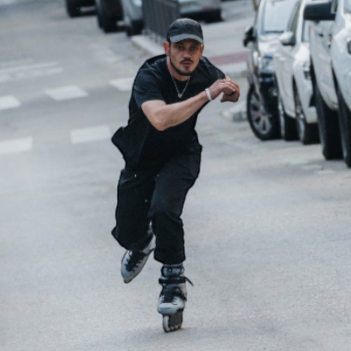 Homem patinando em rua urbana usando patins KonRoller FlyingEagle Shrike Pro X5 Black Cloud com bota rígida preta