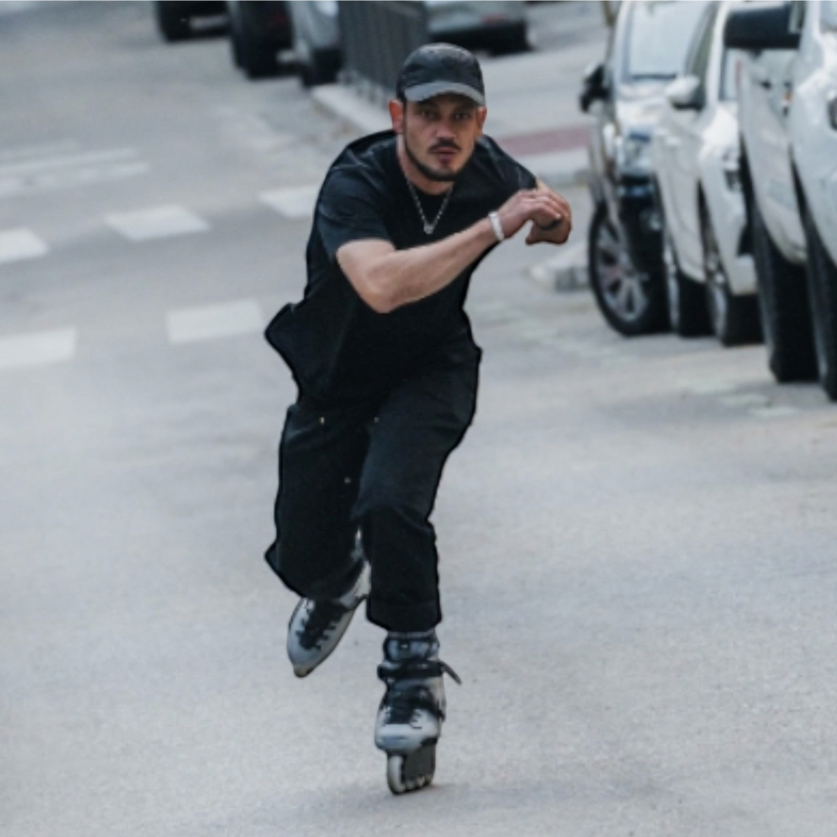 Homem patinando em rua urbana usando patins KonRoller FlyingEagle Shrike Pro X5 Black Cloud com bota rígida preta