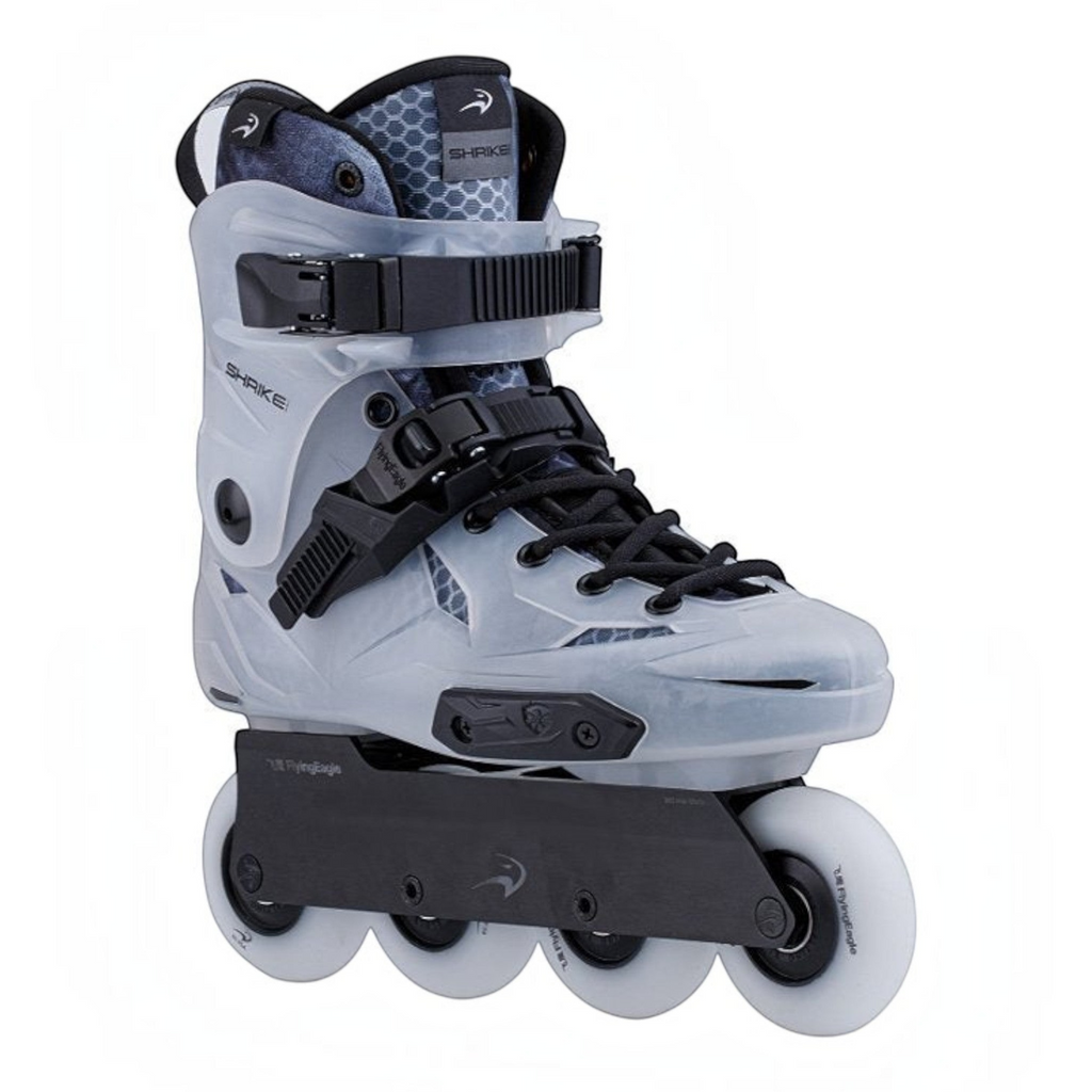 Patins KonRoller FlyingEagle Shrike Pro X5 Black Cloud com bota rígida semitransparente e base de alumínio preta.