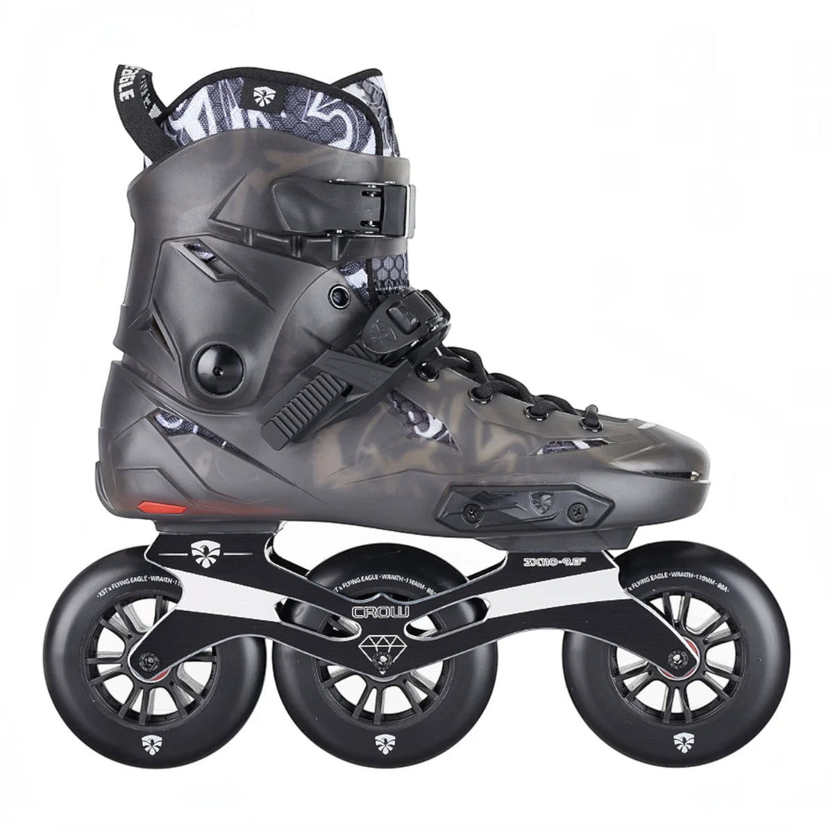 Patins KonRoller FlyingEagle Spectre X5 T triskate preto com bota hardboot translúcida e três rodas de 110mm.