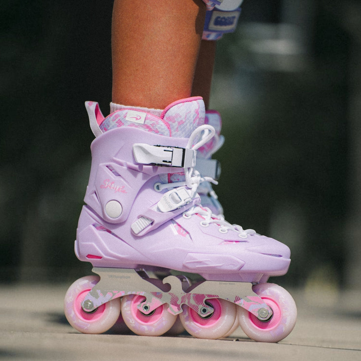 Patins inline FlyingEagle X3 Shrike na cor mauve com bota rígida, base de alumínio e rodas de alta performance KonRoller
