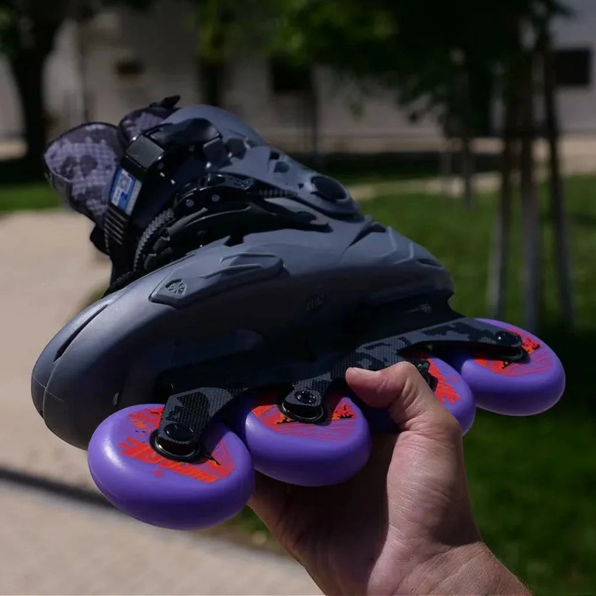 Rodas Flying Eagle Rampage roxas de poliuretano com perfil redondo, montadas em patins urbanos da KonRoller.