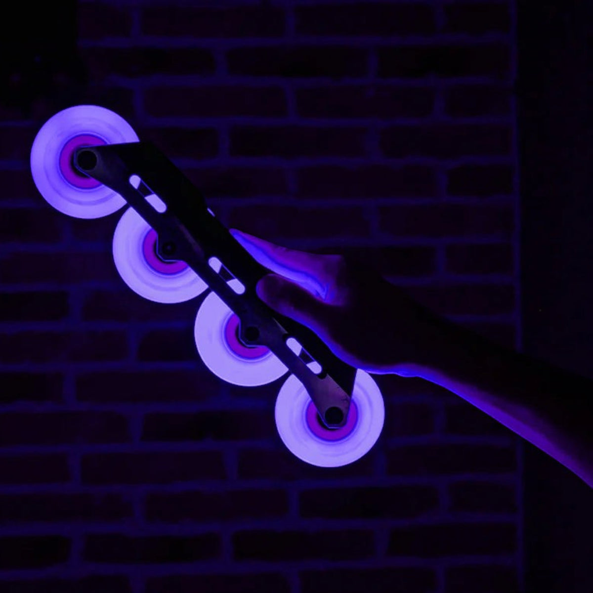 Kit de 4 rodas de patins KonRoller FlyingEagle LazerWheelz com LED roxo brilhante em base de alumínio