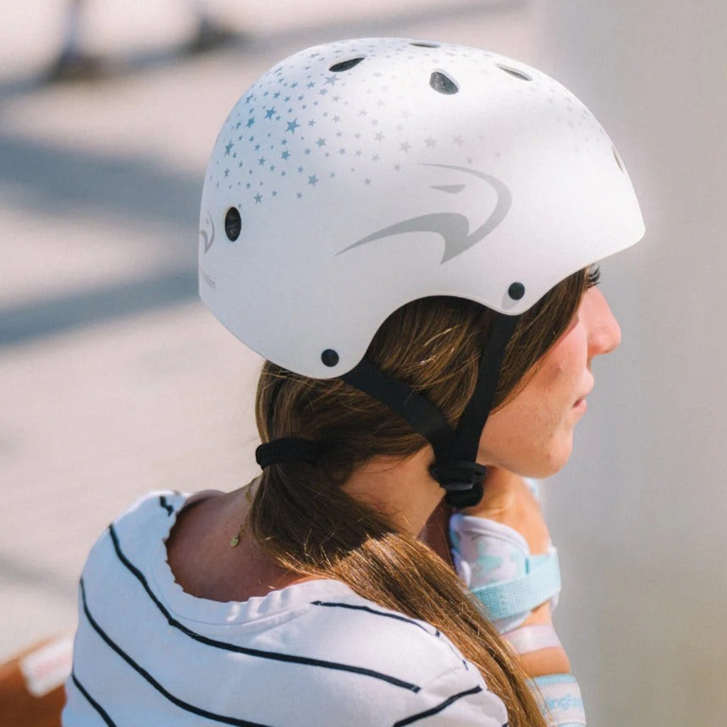 Capacete KonRoller FlyingEagle Urban branco com estampa de estrelas sendo usado por uma patinadora